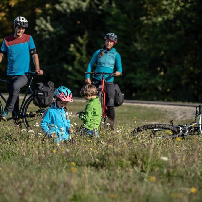 Mountainbiken in Sachsen - Kinder auf Wiese
